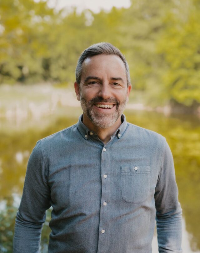 Zeit, ein weiteres Gesicht aus dem Team von elbwärts.455 vorzustellen.👤 Jörg Kästner ist jemand, der früh wach ist, gute Musik zu schätzen weiß und genau spürt, wann ein Ort mehr braucht als nur ein schönes Setting.
Als Teil des Projektteams bringt er Struktur ins Konzept, Atmosphäre in die Gestaltung und ein feines Gespür für die richtigen Momente ein. Dazu zählen der Hafen mit Hausbooten und Camperstellplatz ebenso wie die Sanierung des Restaurants.🎶 Wenn Purple Disco Machine läuft, ist die Richtung klar: Begegnung, Bewegung und ein Ort, der sich gut anfühlt. Genau dafür setzt sich Jörg bei elbwärts.455 ein.💬 Was macht für dich einen Ort lebendig?
„Für mich ist die unmittelbare Nähe zur Elbe Leben pur. Hier ist Bewegung spürbar: Menschen kommen und gehen, Möwen haben hier ihr Zuhause, Schiffe ziehen vorbei, Wassersportler und Angler nutzen den Ort auf ihre Weise. Dazu kommt der weite Blick über die Elbtalauen – besonders zum Sonnenuntergang ein faszinierender Moment.“✨ Was kann dieser Ort Gästen bieten, was man nicht planen kann?
„Die Einzigartigkeit der Lage. Der Blick aus dem Camper- oder Hausboot-Bett direkt auf die Elbe und die Auenlandschaft ist unbezahlbar – zu jeder Jahreszeit. Ein Bad in der Elbe am Morgen oder ein Cocktail zum Sonnenuntergang: Das sind Momente, die man nicht planen kann.“⚓ Was gehört zu Veranstaltungen einfach dazu: gute Planung oder Improvisation mit Charme?
„Am Ende immer beides. Gute Vorbereitung schafft die Basis und professionelle Improvisation sorgt dafür, dass es am Ende rund wird.“🌊 Worauf freust du dich hier ganz besonders?
„Auf die staunenden Blicke der Menschen, wenn sie sehen, wie sich dieser Ort wandelt und zu einem neuen Lieblingsort in Wittenberge wird.“💡 Was begeistert dich an deiner Arbeit immer wieder aufs Neue, auch nach vielen Jahren im Tourismus?
„Die Chance, immer wieder Neues zu schaffen, Veränderungen zuzulassen und Ideen Raum zu geben. Chancen und Risiken zu erkennen und sie so zu lenken, dass am Ende etwas Gutes entsteht.“