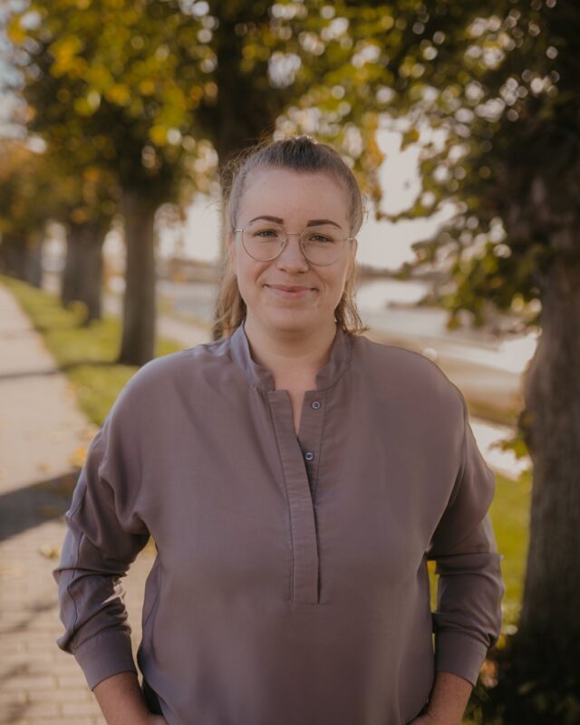 Zeit für ein weiteres Gesicht hinter elbwärts.455.👤Maria startet Baustellentage nicht mit Hektik, sondern mit Sport, einer kalten Dusche und lauter Musik im Auto. Ein klarer Kopf, gute Energie und dann kann der Tag beginnen. Sie begleitet elbwärts.455 im Hintergrund dort, wo aus Ideen Schritt für Schritt Realität wird. Mit viel Verantwortung, einem ruhigen Blick und dem Wunsch, dass dieser Ort nicht nur gebaut wird, sondern für Menschen wirklich erlebbar wird.💬Was bedeutet es für dich, einen Ort von Grund auf mitzugestalten?
„Es ist etwas Besonderes, einem Gebäude eine neue Nutzung zu geben oder Bestehendes weiterzuentwickeln. Am schönsten ist der Gedanke, dass es dadurch für Menschen wieder zugänglich und erlebbar wird.“🌊Wann wusstest du: Dieses Projekt ist etwas Besonderes?
„Schon bei der ersten Begehung mit Ernst. Als er von seinen Ideen erzählte und ich den Blick aufs Wasser gesehen habe, war sofort spürbar: Dieser Ort hat unglaublich viel Potenzial.“🏗️Was ist dir bei der Umsetzung besonders wichtig?
„Nachhaltigkeit und zwar in einem umfassenden Sinn. Also nicht nur ökologisch, sondern auch sozial und wirtschaftlich. Zum Beispiel durch die Wiederverwendung von Bauteilen, barrierefreie Zugänge, Aufenthaltsräume mit Elbblick für Camper und Lösungen, die den Hafen langfristig gut nutzbar machen.“⚙️Was braucht ein Bauprojekt deiner Meinung nach neben guten Plänen?
„Vor allem eine gute Organisation und Menschen, die motiviert sind und gemeinsam an einem Strang ziehen.“👀Worauf freust du dich am meisten, wenn elbwärts.455 weiter Form annimmt?
„Darauf zu erleben, wie die vielen Ideen und Pläne am Ende wirklich aufgehen und dieser Ort Stück für Stück lebendig wird.“✨Noch ein persönlicher Blick: Welche Kleinigkeit bringt dich selbst an stressigen Tagen zum Lächeln?
„Ganz klar das menschliche Miteinander, ein nettes Gespräch, ein kurzer Austausch oder motivierende Worte von Kolleg:innen.“elbwaerts.455 entsteht nicht nur aus Konzepten und Baustellen, sondern aus Menschen, die mit Ruhe, Herz und Struktur dafür sorgen, dass aus einer Idee ein Ort zum Ankommen wird.Weitere Gesichter aus dem elbwärts.455 Team folgen bald.