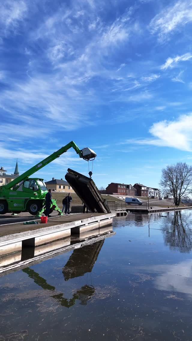 Großer Moment am Nedwighafen. ⚓️Vorgestern wurde unser Steg aus der Elbe gehoben.
Nicht weil er verschwindet, sondern weil er gerade fit gemacht wird für das, was hier bald passiert.Er wird überarbeitet, verstärkt und vorbereitet für einen ganz besonderen neuen Zweck.Denn schon bald kommen die ersten elbwärts.IGLUS nach Wittenberge. 🛖🌊
Schwimmende Hausboote, auf denen man direkt auf der Elbe übernachten kann.Der Steg wird dann ihr Zuhause.
Und der Startpunkt für viele besondere Elbmomente.
Noch ist hier Baustelle aber Schritt für Schritt wird elbwärts.455 Realität.Und jetzt interessiert uns eure Vorstellung:
Was dürfte bei einer Nacht auf der Elbe auf keinen Fall fehlen?