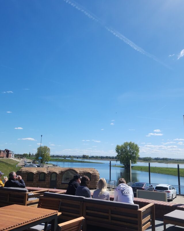 Die Sonne ist da und unsere Terrasse auch ☀️🌊Am Nedwighafen entsteht gerade etwas Neues.
Und ihr könnt schon jetzt ein Teil davon sein ✨Unsere Terrasse am elbwärts.GENUSS ist geöffnet:
mit Blick auf die Elbe, kalten Getränken, Snacks sowie Kaffee, Kuchen & Eis 🍰🍦Ein Ort zum Ankommen, Durchatmen und einfach mal kurz raus sein 🤍👉 Und für alle, die schon neugierig sind:
Ab Mitte Juni öffnen wir auch unsere Innenbereiche –
mit Wohnzimmer und einem besonderen Blick über die Elbe 👀👉 Schon jetzt möglich:
Iglu-Besichtigungen immer Fr – So um 15 & 18 Uhr 🌊Bis dahin heißt es:
Sonne tanken, draußen genießen und den Moment mitnehmen ☀️
An den Feiertagen wartet außerdem ein kleines Familienprogramm auf euch 👨‍👩‍👧‍👦📍 Nedwighafen · Wittenberge
🕛 Fr – So · 12 – 20 Uhr (wetterabhängig)Kommt vorbei – wir freuen uns auf euch 🤍
Euer Team von elbwärts.455 ⚓