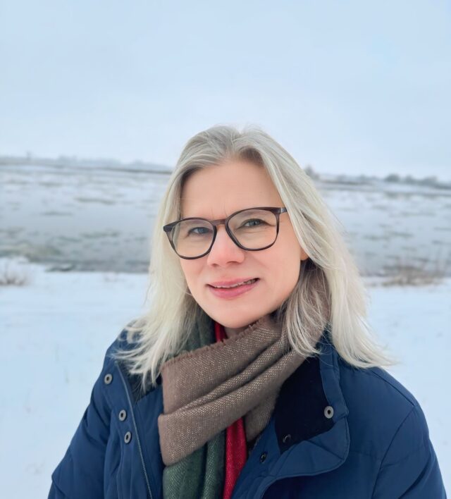 Hinter elbwärts.455 stehen viele Menschen, die mit Herz, Struktur und Blick fürs Ganze arbeiten. Heute stellen wir euch ein weiteres Gesicht aus dem Team vor.👤 Petra Glinka koordiniert bei elbwaerts.455 die Bereiche Organisation und Finanzen.
Sie startet ihren Tag am liebsten ruhig, mit einem Kaffee und klarem Kopf ☕, vertraut auf ihre To-do-Liste und sorgt im Hintergrund dafür, dass aus Ideen Strukturen werden und aus Plänen Verlässlichkeit. So entsteht Raum für Begegnung, während alles zusammenhält.💬 Was bedeutet es für dich, ein Projekt wie elbwärts.455 im Hintergrund mitzugestalten?
Ich bin sehr dankbar für die Möglichkeit, an diesem besonderen Projekt mitzuwirken. Mich beeindruckt es immer wieder, mit wie viel Elan, Kreativität und Begeisterung sich alle Kolleg*innen des LAGA-Teams sowohl in elbwärts.455 als auch in die weiteren Projekte einbringen.🧩 Was ist dir in der Organisation eines so vielseitigen Ortes besonders wichtig?
Eine funktionierende interne Kommunikation stellt sicher, dass alle Beteiligten gut informiert sind und die Abstimmung zwischen den Bereichen gelingt. Flexibilität und Anpassungsfähigkeit sind entscheidend, um auf unterschiedliche Anforderungen und spontane Änderungen reagieren zu können. Zudem müssen Budget und Ressourcen realistisch und vorausschauend geplant werden.🌊 Wie erlebst du elbwärts.455 als Ort – jenseits von Zahlen und Plänen?
Ein magischer Ort, dessen natürliche Schönheit durch die Neugestaltung zu einem besonderen Platz der Erholung und des gemeinsamen Genusses wird. Elbwärts.455 wird für mich definitiv zu einem Lieblingsort in Wittenberge.👀 Worauf freust du dich, wenn elbwärts.455 weiter wächst?
Ich freue mich darauf, zu sehen, wie aus einer Idee Schritt für Schritt ein lebendiger Ort wird. Darauf, dass immer mehr Menschen ihn mit Leben füllen, ihre eigenen Momente dort finden und neue Geschichten entstehen. Auf Begegnungen, auf kleine Details, die sich entwickeln dürfen, und auf das Gefühl, gemeinsam etwas wachsen zu lassen, das bleibt.✨ In den nächsten Beiträgen stellen wir euch weitere Menschen aus dem Team von elbwärts.455 vor. Bleibt dran.