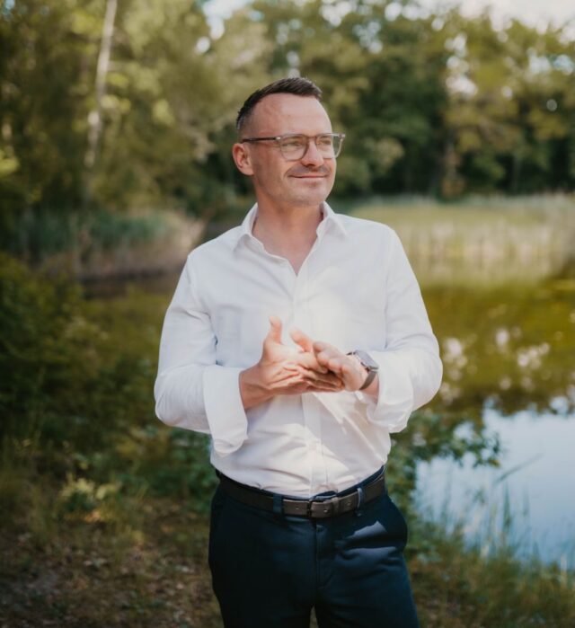 Im letzten Beitrag haben wir angekündigt, das erste Gesicht hinter elbwaerts.455 vorzustellen. elbwaerts.455um den Ort, die Idee dahinter und um den Menschen, der sie vorantreibt.
Wer steckt eigentlich hinter elbwärts.455?
👤Ernst Volkhardt, Geschäftsführer und Ideengeber von elbwaerts.455, begleitet das Projekt von Beginn an.
💬Wann wurde aus einer Idee eigentlich elbwärts.455?
„Der entscheidende Impuls kam im letzten Jahr, als feststand, dass der bisherige Pächter das Objekt an die Stadt zurückgibt. In dem Moment, als sich uns diese Option eröffnete, war mir sofort klar: Das müssen wir anpacken! Die konzeptionellen Details haben sich danach Schritt für Schritt gefügt. Für mich ist es das erste wichtige Puzzleteil in unserem großen Leitbild: LAGA trifft Elbe.“
💡Was treibt dieses Projekt an, auch wenn es herausfordernd wird?
„Mich motiviert die Chance, etwas von Grund auf neu zu erschaffen und das enorme Potenzial dieses Standortes voll auszuschöpfen. Wir entwickeln hier ein Stück moderne Heimat für Wittenberge, das weit über das Jahr der Landesgartenschau hinaus Bestand haben wird. Und natürlich ist da dieser unvergleichliche Ausblick: Wenn man von der Terrasse auf die Elbe schaut, ist das purer Genuss und genau dieses Gefühl wollen wir auch unseren Gästen bieten.“
✨Was sollen Gäste über elbwärts.455 erzählen?
„Mein Wunsch ist, dass unsere Gäste von unvergesslichen Momenten, inspirierenden Abenden und echter Gastfreundschaft berichten. Sie sollen das Gefühl haben, ein Stück Elbheimat erlebt und besonderen Genuss mit allen Sinnen mitgenommen zu haben.“
🌊Wann war klar: Dieser Ort hat echtes Potenzial?
„Eigentlich wusste ich das schon beim allerersten Betreten des leeren Objekts. Es ist diese ganz besondere Verbindung aus maritimem Charme und der direkten Nähe zur ehrlichen Natur der Elbe. Die Lage bei Elbkilometer 455 ist ein Alleinstellungsmerkmal für ein Genuss-Erlebnis, das man nicht künstlich erschaffen kann – man muss es nur erlebbar machen.“
elbwaerts.455 entsteht nicht aus einem fertigen Konzept, sondern aus einer Haltung: Orte zu schaffen, an denen man gern ankommt und noch lieber bleibt.