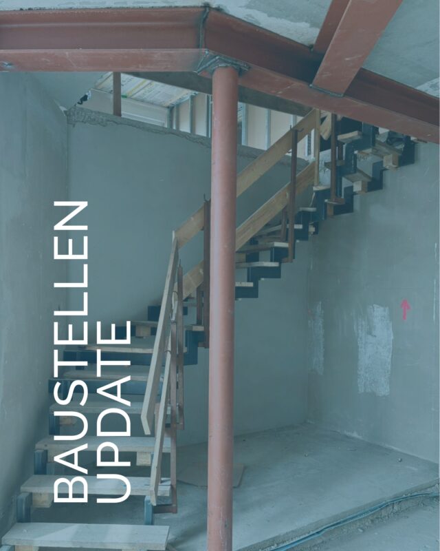 Was passiert gerade am elbwärts.455? 👀🔨Ein kurzer Blick hinter die Kulissen:Im Gebäude geht es weiter sichtbar voran.
Die Metallkonstruktion für die neue Treppe ist bereits montiert –
und auch im Innenausbau entstehen immer mehr feste Strukturen.Im zukünftigen Sanitärbereich stehen die ersten Fliesen bereit:
Eine Kombination aus Beige- und Anthrazittönen sorgt später für eine ruhige, moderne Atmosphäre ✨Bevor es soweit ist, wird im Hintergrund weiter gearbeitet:
Leitungen werden fertiggestellt, Trockenbau geschlossen sowie Flächen gespachtelt und geschliffen –
z. B. im neuen barrierefreien WC.Auch technisch ist viel passiert:
Ein Großteil der Elektroinstallationen im Erdgeschoss ist abgeschlossen –
sorgfältig verlegt über Decken und Böden, damit später alles sauber ineinandergreift.Und auch die Räume verändern sich weiter:
Durch den Rückbau einer Wand wurde der Gastraum erweitert und statisch mit einem Stahlträger gesichert.Draußen geht es ebenfalls voran:
Die Fläche südlich des Spielplatzes ist vorbereitet –
und bald zieht die Kletterspinne an ihren neuen Platz 🕸️So wächst hier Schritt für Schritt etwas Neues.👉 Und für alle, die neugierig sind:
Unsere Terrasse ist bereits geöffnet –
Fr – So · 12 – 20 Uhr (wetterabhängig) ☀️🍹Kommt vorbei, schaut euch alles live an
und genießt den Blick auf die Elbe 🌊