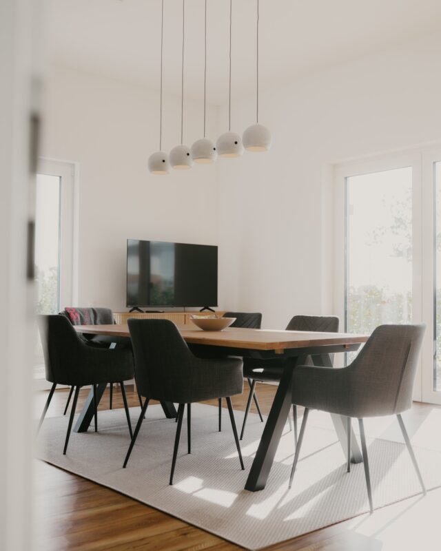 Ein Zuhause auf Zeit und ein neuer AbschnittManche Orte verändern sich und genau das passiert gerade bei uns.Unsere Ferienwohnung elbwärts.ZUHAUSE wird es in Zukunft so nicht mehr geben.Der Grund dafür ist eine schöne Entwicklung✨:
Das benachbarte Café Anton erweitert sich und nutzt die Fläche künftig für mehr Raum, neue Ideen und ein erweitertes Angebot – unter anderem für den Außer-Haus-Verkauf von Kaffee, Waffeln und Eis🍦🍹☕So entsteht ein noch lebendigerer Ort direkt an der Elbe.⚓🌾Was bleibt:
Viele besondere Erinnerungen an einen Ort, der für viele ein kleines Zuhause auf Zeit war.Und was kommt:
Mehr Leben, mehr Begegnungen und neue Möglichkeiten an genau diesem Platz.Wir wünschen dem Café Anton von Herzen alles Gute für die Erweiterung
und freuen uns, diesen Ort weiter wachsen zu sehen.💕