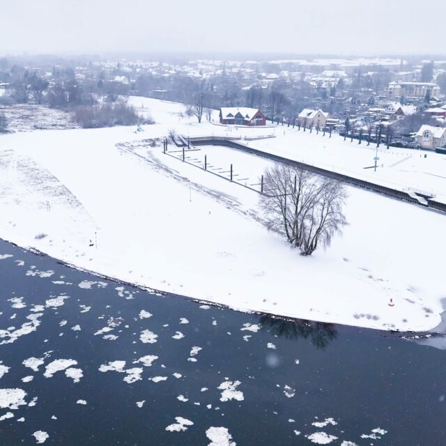 Der Nedwighafen zeigt sich weiter tiefenentspannt. ❄️
Winter, Schnee, Frost. Baustopp von oben verordnet.
Ja, hier passiert gerade noch nichts Lautes.
Aber Stillstand? Ganz sicher nicht.
Während der Schnee liegen bleibt, laufen Pläne, Gedanken und Vorbereitungen auf Hochtouren.
Denn gute Orte entstehen nicht über Nacht – und schon gar nicht auf gefrorenem Boden.
Der Winter darf sich also ruhig noch ein bisschen austoben.
Wir stehen bereit. 👀🌊
Dranbleiben lohnt sich.