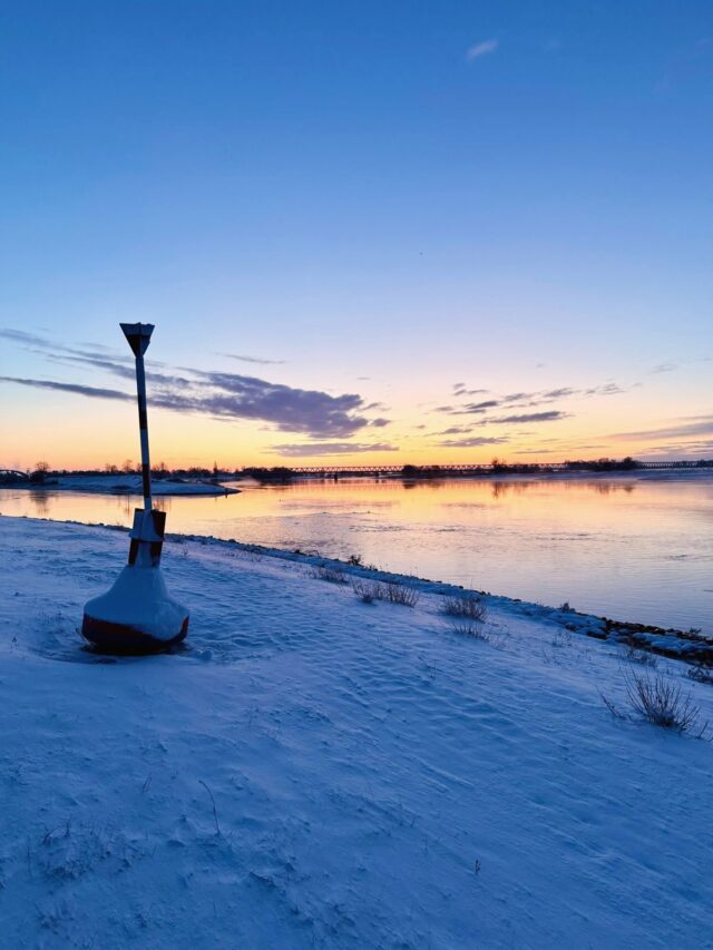 Willkommen 2026.Ein neues Jahr liegt vor uns.
Noch ist es still am Nedwighafen.
Winterlicht auf der Elbe, klare Luft, ruhige Tage.Doch unter der Oberfläche bewegt sich etwas. Pläne nehmen Form an, Ideen werden konkreter, ein neuer Ort wächst – Schritt für Schritt.2026 wird ein Jahr des Entstehens.
Mit Zeit, Geduld und viel Herz.
Direkt am Wasser. Direkt an der Elbe.
Schön, dass ihr uns begleitet.Auf ein gutes neues Jahr. ✨