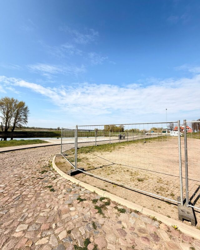 🚐Der Stellplatz am Nedwighafen verändert sich gerade.Aktuell wird ein Teil der Fläche vorbereitet und neu gestaltet, deshalb ist der vordere Bereich derzeit teilweise abgesperrt.Aber:
Der hintere Bereich steht euch weiterhin zur Verfügung.
Mit viel Ruhe, Platz und direktem Blick auf die Elbe.In den kommenden Wochen entsteht hier Schritt für Schritt ein neuer, moderner Stellplatz als Teil von elbwärts.455.Wenn ihr vorbeikommt:
👉Einfach Platz wählen, wir kommen regelmäßig vorbei.Und wer mag, verbindet den Aufenthalt direkt mit einem Besuch bei uns:
Unsere Terrasse ist bereits geöffnet – mit Getränken🍹, leckeren Speisen 🥪und Elbblick🌅🌾.
Jeden Freitag bis Sonntag von 12 – 20 Uhr (wetterabhängig)Wir freuen uns auf Euch.
Euer Team von elbwärts.455 ⚓