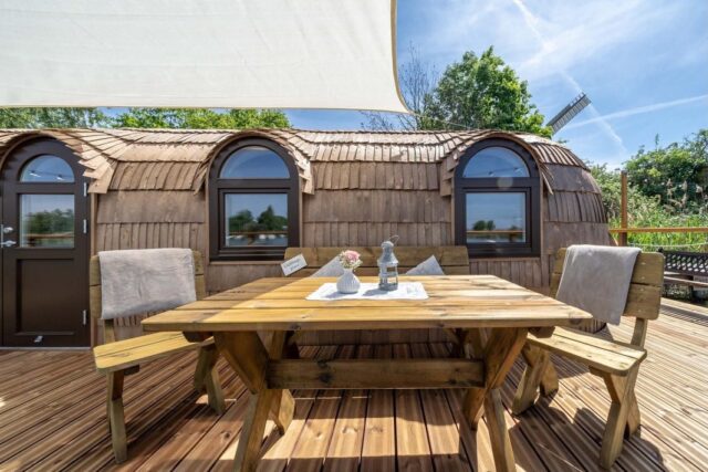 Jetzt dürfen wir es endlich sagen.
Und zeigen. ✨Hier kommen sie: elbwaerts.IGLU 🏡🌊Schwimmende Hausboote direkt auf der Elbe.
Kein Konzept, kein Rendertraum.
Echte Häuser auf dem Wasser.
Mehrere elbwaerts.IGLUs werden am Nedwighafen in Wittenberge ihren Platz finden und ab dem späten Frühjahr fahrbereit sein.Ruhig. Direkt am Wasser. 🌊
Mit Blick auf das, was die Elbe jeden Tag neu erzählt. 🌅Ab dem späten Frühjahr sind die elbwärts.IGLUs fahrbereit 🚤 und bereit für Gäste, die näher dran sein wollen – am Wasser, am Moment, an sich selbst. 🤍Was euch erwartet?
🌊Übernachten mit leichtem Wellengang.
🌅Aufwachen mit Licht, Himmel und Fluss.
✨Und dieses besondere Gefühl, nicht nur zu bleiben, sondern wirklich da zu sein.Die elbwärts.IGLUs sind kein klassisches Hotelzimmer.
Sie sind ein kleines Abenteuer. 🌾
Und ein großes Versprechen an alle, die das Besondere suchen.Mehr Einblicke folgen. 👀✨