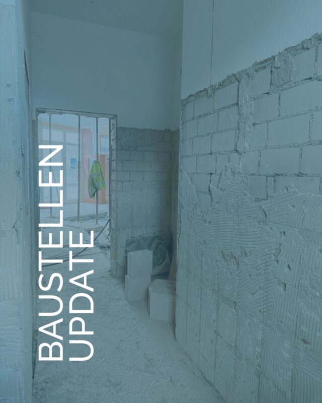 Bei elbwärts.455 wird gerade in drei Bereichen parallel gearbeitet:🏢 Im Gebäude
⚓ Am Steg
🌿 Im AußenbereichHeute nehmen wir euch mit in Teil 1, ins Gebäude von elbwärts.GENUSS 🧑🍳✨Im Erdgeschoss entsteht ein neuer Sanitärbereich inklusive barrierefreiem WC. Im Obergeschoss sind bereits zwei von fünf neuen Dachfenstern eingebaut – mehr Licht, mehr Atmosphäre ☀️
Außerdem werden Stahlträger für die neue Treppe eingesetzt. Und: Ein Komfort-Lift wird integriert und der Empfangsbereich modernisiert.Man sieht noch viel Baustelle… Aber wir sehen schon das, was hier entsteht.
Bleibt unbedingt dran – wir halten euch auf dem Laufenden! 💛