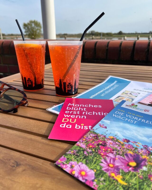 Mal ehrlich… 👀Du kommst hier an.
Die Elbe vor dir 🌊
Ein Drink in der Hand 🍹👉 Was passiert als erstes?
A) Handy weglegen & einfach schauen 🌊
B) Erstmal Foto machen 📸
C) Direkt hinsetzen und genießen 🤍
D) „Ich bleib länger als geplant…“ 😏Schreib’s in die Kommentare 👇
Genau solche Momente entstehen hier gerade am elbwärts.455 ✨Und das Beste:
Du kannst sie schon jetzt erleben – auf unserer Terrasse oder bald auch auf dem Wasser 👀🌊📍 Fr – So · 12 – 20 Uhr
📍 Nedwighafen · WittenbergeWir freuen uns auf Euch.
Euer Team von elbwärts.455 ⚓