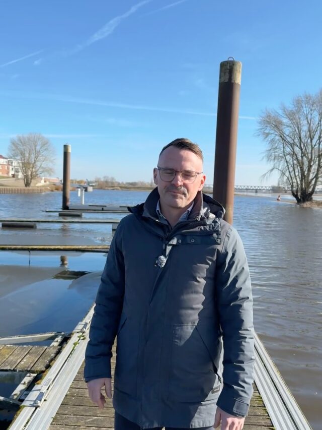 Das Wetter 🌤️wird langsam besser, der Frühling 🌱 steht in den Startlöchern und mit ihm beginnt auch an der Elbe etwas Neues.Am Nedwighafen in Wittenberge entsteht ein besonderer Ort: elbwärts.455⚓️.Benannt nach dem Elbkilometer 455 🧭genau hier in Wittenberge und nach der Idee, sich elbwärts treiben zu lassen.Unser Steg wird modernisiert, behutsam erweitert und hochwertig gestaltet.
Nicht einfach als Zugang, sondern als Auftakt.Denn hier beginnt künftig etwas Besonderes:
Übernachten auf wunderschönen, schwimmenden Hausbooten.Direkt in Wittenberge🏘️.
Mitten in der Prignitz🚴♀️.
Direkt auf der Elbe🌊.Man tritt hinaus, schaut über das Wasser und spürt die Weite.Mehr Ruhe.
Mehr Raum.
Mehr Elbe.elbwärts.455 – wir freuen uns auf dich. 🌊