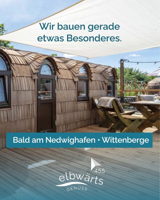 Das erste Iglu ist da. Ein Hausboot zum verlieben.Am Nedwighafen entsteht gerade etwas, das es so in der Region noch nicht gibt.Das erste elbwärts.IGLU ist angekommen und wird aktuell Schritt für Schritt aufgebaut, mit Möbeln, Details und allem, was diesen Ort besonders macht.Noch ist es nicht nutzbar, aber genau jetzt entsteht hier etwas ganz Besonderes.Ab Juli erwartet euch hier ein ganz neues Übernachtungserlebnis:
• Direkt auf dem Wasser.🌊
• Ruhig. Besonders. Anders.🌅👉Wenn du schon jetzt ab Juli buchen möchtest, schreib uns gern eine Mail an
willkommen@elbwaerts455.deUnd bis dahin: Unsere Terrasse vom elbwärts.GENUSS ist geöffnet.
Fr – So · 12 – 20 Uhr (wetterabhängig)Komm vorbei, wirf einen Blick auf die Entwicklung und genieße den Moment an der Elbe.Wir freuen uns auf Euch.
Euer Team von elbwärts.455⚓
Nedwighafen · Wittenberge