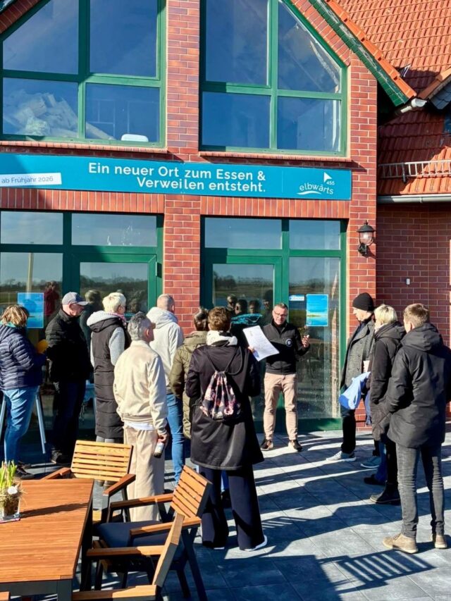 Ein paar Tage an der Elbe. ⚓️
Ein paar schöne Momente. ☀️Hinter uns liegt ein besonderes Osterwochenende am Nedwighafen.
Viele von euch waren da, haben die ersten Stunden auf der Terrasse verbracht, gemeinsam gelacht, den Blick über die Elbe genossen und diesen Ort mit Leben erfüllt. Besonders gefreut haben wir uns über das große Interesse an unseren Baustellenführungen. Danke für die vielen tollen Gespräche und eure Neugier auf das, was hier entsteht. ✨Während die Erwachsenen den Ausblick genossen, konnten sich unsere kleinen Gäste auf der Hüpfburg 🎈 und bei den verschiedenen Bewegungsangeboten so richtig austoben. Es war schön zu sehen, wie viel Leben schon jetzt auf dem Gelände herrscht.
Ein herzliches Dankeschön auch für euer positives, aber auch ehrliches Feedback zu unserem Speisen- und Getränkeangebot. 🍴🍹 Wir haben viele wertvolle Rückmeldungen erhalten, die wir dankbar aufnehmen, um das Angebot weiter zu verfeinern.Genau so haben wir uns den Start von elbwärts.455 vorgestellt. Und gleichzeitig war es erst der Anfang. Ein großes Danke an alle, die da waren, mit uns angestoßen haben 🥂 und diesen Ort schon jetzt so besonders machen.
Wir freuen uns auf alles, was noch kommt. 🚀NICHT VERGESSEN: Ab 10. April gibt’s beim elbwärts.GENUSS jeden Freitag bis Sonntag (12–20 Uhr) Snacks 🥗 und Drinks 🍹 auf der Terrasse mit Blick auf die Elbe. Kommt vorbei und genießt den Frühling! 🌸